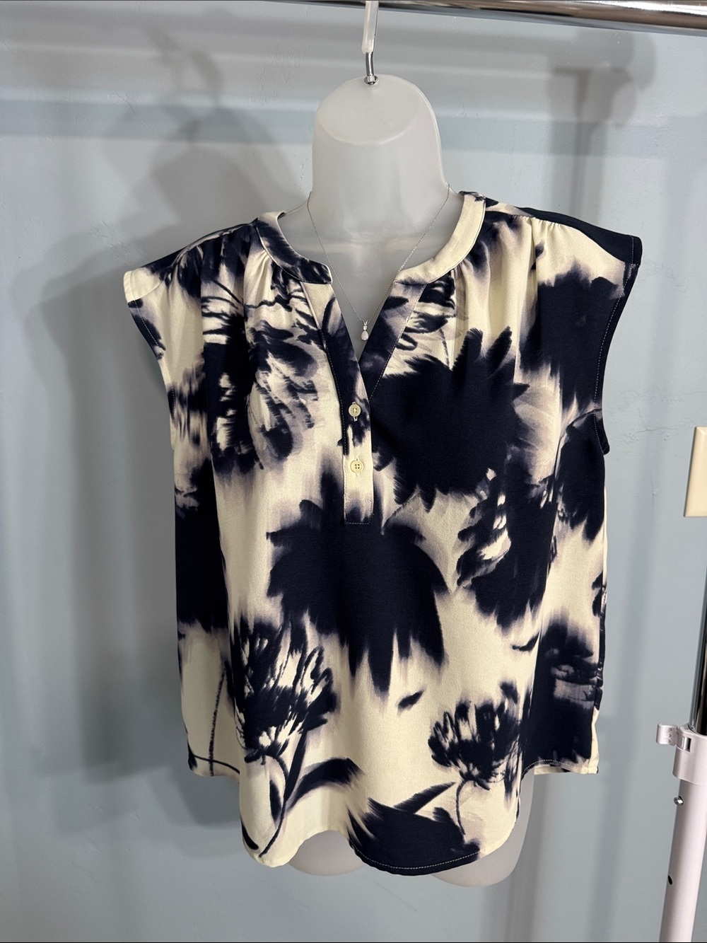 Vera Wang Top Indigo and Cream abstract print